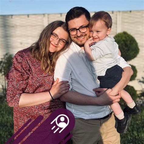 Ilustrație cu un bebeluș care pare să aibă disconfort abdominal