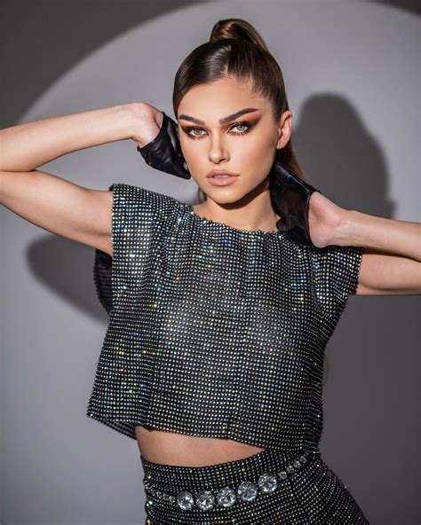 Ilustrație cu o mamă care masează burtica bebelușului