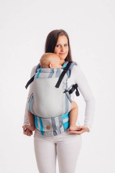 Ilustrație a poziției ergonomice a bebelușului într-un marsupiu (formă de M a picioarelor și formă de C/J a spatelui)