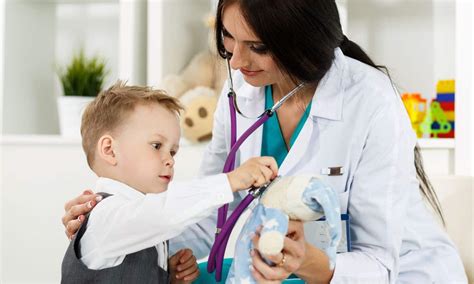 Ilustrație cu un medic pediatru interacționând cu un copil și părinții săi.