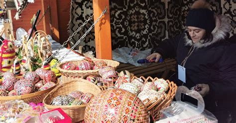 Fotografie cu ouă încondeiate și produse tradiționale expuse la un târg.