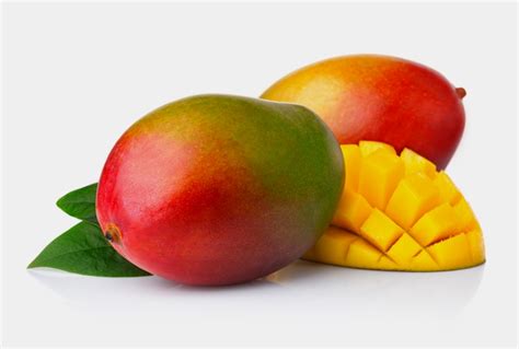 Imagine cu un fruct de mango copt, tăiat felii, alături de un bol cu piure de mango.