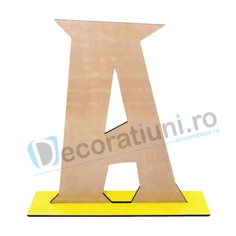 Fotografie cu diverse litere decorative handmade din lemn, fetru, carton, cu accesorii.