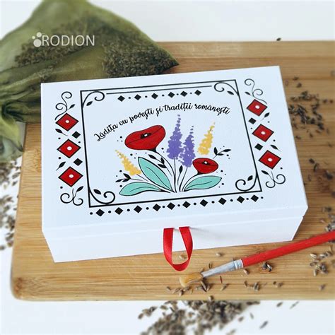 Exemplu de literă decorativă cu numele unui copil, pictată cu motive vesele.