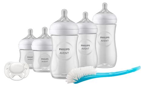 Ilustrație cu diverse tipuri de biberoane și tetine pentru bebeluși.