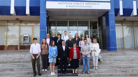 Fotografie reprezentând studenți în timpul unui stagiu practic într-o instituție guvernamentală