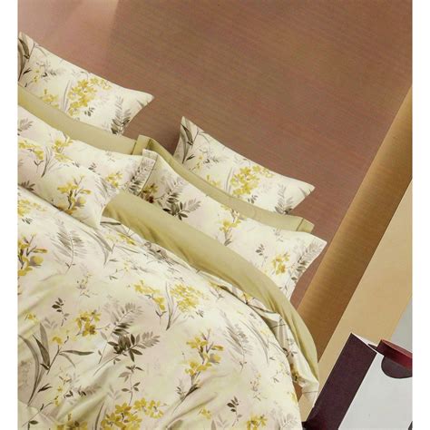 Exemplu de lenjerie de pat pentru bebeluș cu imprimeu floral delicat