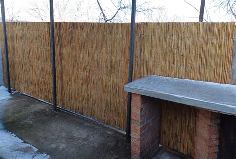 Schema de construcție a unei rogojini din stuf, evidențiind tulpinile legate cu sârmă galvanizată.