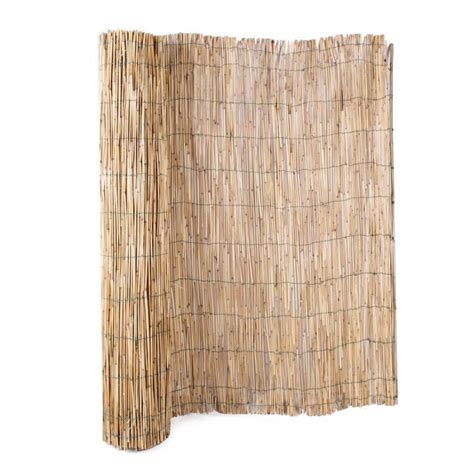 Exemplu de utilizare a rogojinei de stuf ca paravan pe o terasă, creând o zonă de relaxare umbrită.