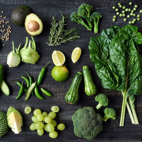 ilustrație cu alimente benefice pentru fertilitatea masculină: nuci, fructe, legume verzi