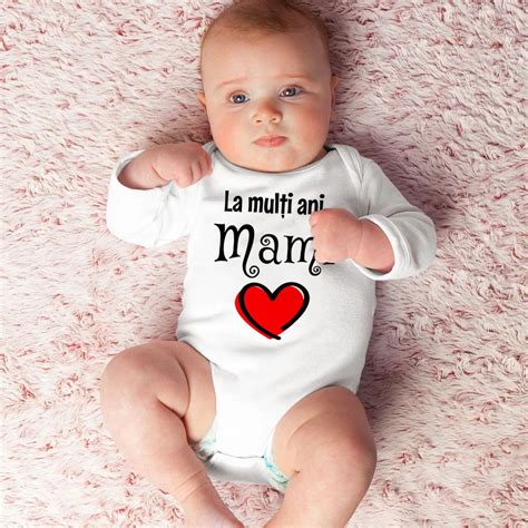 Copil vesel purtând un body personalizat cu un mesaj amuzant.