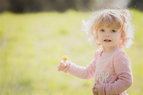 Bunici îmbrățișând un copil de 3 ani