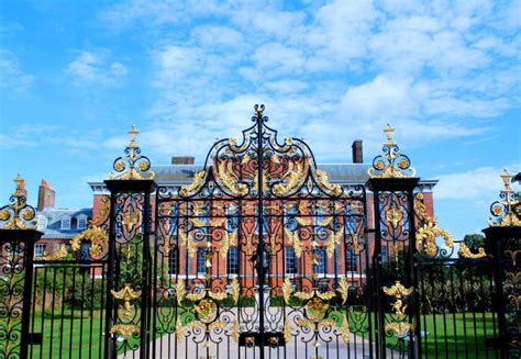 Imagine cu Palatul Kensington, reședința oficială a Ducelui și Ducesei de Cambridge.