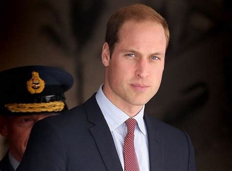 Fotografie cu Prințul William și Ducesa Catherine ținându-l în brațe pe Prințul George, la ieșirea din spital.