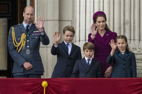 Fotografie cu Prințesa Catherine și Prințul William, împreună cu Prințul George și nou-născuta Prințesă Charlotte, la ieșirea din spital.