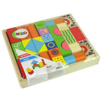 imagini cu diverse jucării din lemn: blocuri, puzzle-uri, sortatoare de forme