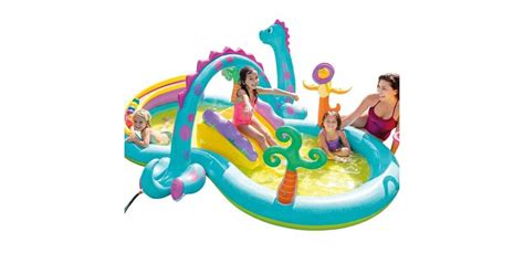 Bebeluș amuzat care se joacă cu apă într-o piscină gonflabilă mică.