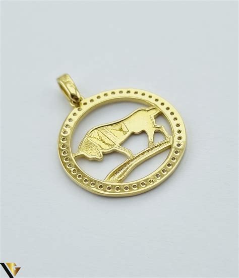 fotografie a pandantivului elenistic din aur cu motivul porumbelului