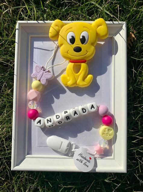 Fotografie cu accesoriile incluse: minge, suzetă și păpușica albastră.