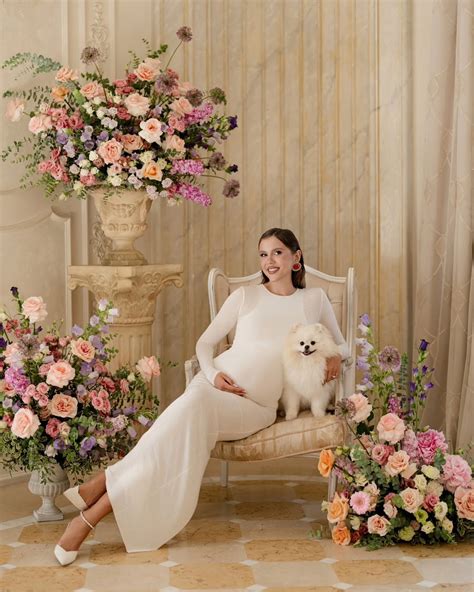 Interior de studio foto pentru maternitate, cu rochii elegante și accesorii.