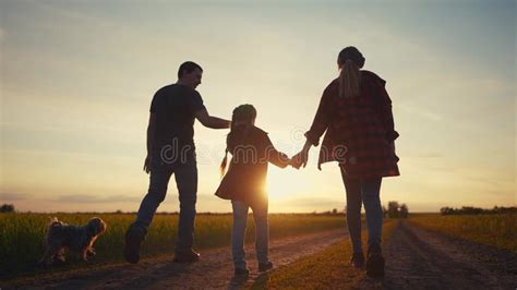 Familie fericită, mamă, tată și copil mai mare, pozând împreună în natură, cu accent pe burtica mamei.