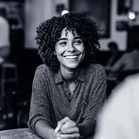 o femeie zâmbind, lucrând la un aparat de fotografiat într-un studio