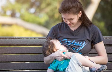 ilustrație cu o mamă care alăptează, având implanturi mamare