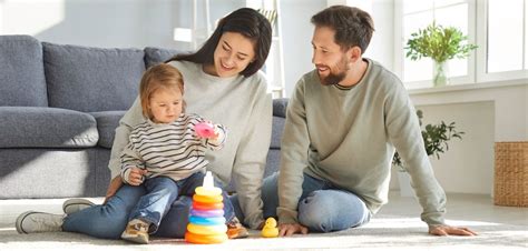 Infografic: Formula de calcul a indemnizației de creștere a copilului, cu exemple și explicații simplificate.