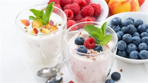 Fotografie cu un borcan de iaurt de casă proaspăt preparat