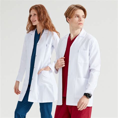 Ilustrație cu diverse modele de halate medicale pentru femei, subliniind eleganța și funcționalitatea.