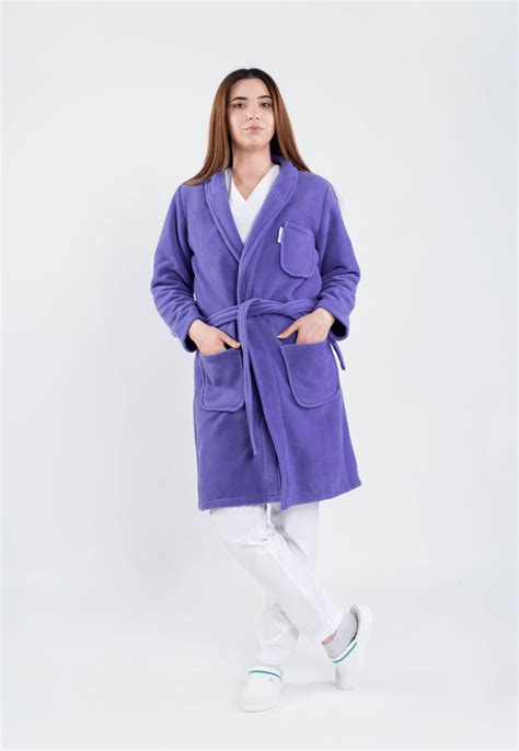 Infografic care compară caracteristicile materialelor folosite pentru halate medicale: respirabilitate, rezistență la uzură, ușurință în întreținere.