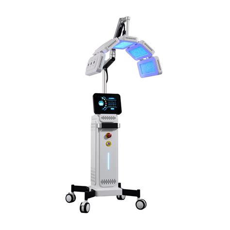 Fotografie cu un nou-născut sub lampă de fototerapie, purtând ochelari de protecție.