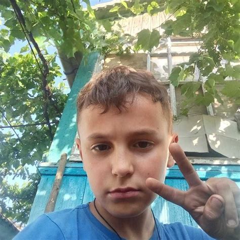 Imagine cu un copil care se joacă activ la scurt timp după o intervenție chirurgicală minim invazivă