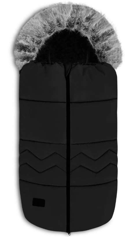 Fotografie cu o husă de iarnă groasă, potrivită pentru scoica auto a unui bebeluș.