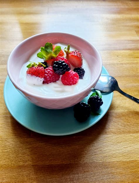 fructe de pădure și iaurt cu probiotice pentru sănătatea urinară