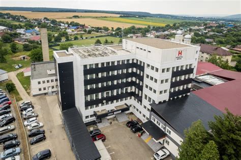 Ilustrație schematică a senzorilor de monitorizare a semnelor vitale, care ar putea fi obstrucționați de ojă sau machiaj.