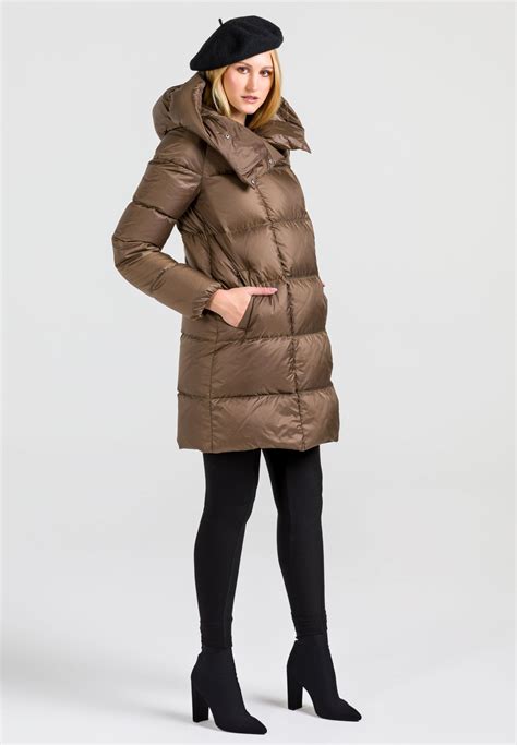 Colaj foto cu diferite tipuri de geci pentru bebeluși: parka, geacă cu puf, geacă cu fleece, palton.