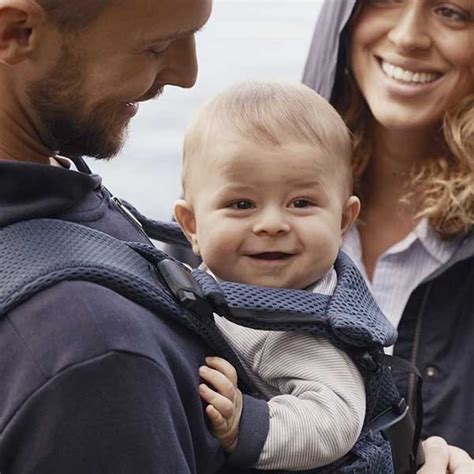 Ilustrație explicativă a poziției corecte de purtare a unui nou-născut într-un wrap, cu accent pe susținerea capului și a coloanei.