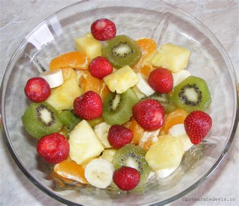 O varietate de preparate cu fruct dragon: smoothie, salata de fructe, cuburi de fruct dragon.