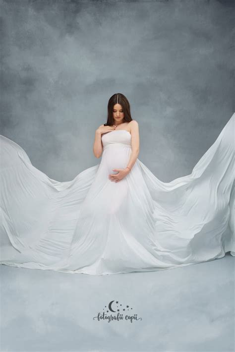 Studio foto elegant cu elemente vintage, lumini soft, creat pentru ședințe foto de maternitate boudoir.