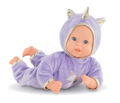 Fotografie cu o păpușă bebe îmbrăcată într-un set elegant, cu accesorii.