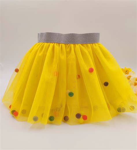 O fustiță tutu voluminoasă, multicoloră, potrivită pentru petreceri și spectacole