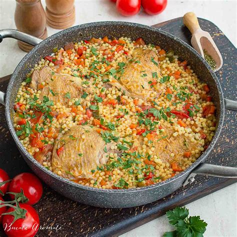 Fotografie a unui preparat final de ficatei cu cuscus și legume, aspect apetisant pentru copii.