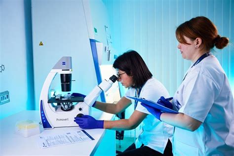 Ilustrație cu diferite tipuri de teste genetice prenatale