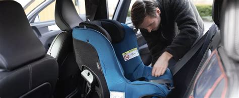 diagramă explicativă pentru instalarea scaunului auto cu centura de siguranță