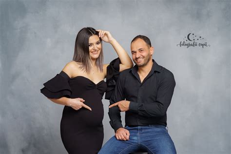 cuplu fericit în timpul unei ședințe foto de maternitate, cu lalele