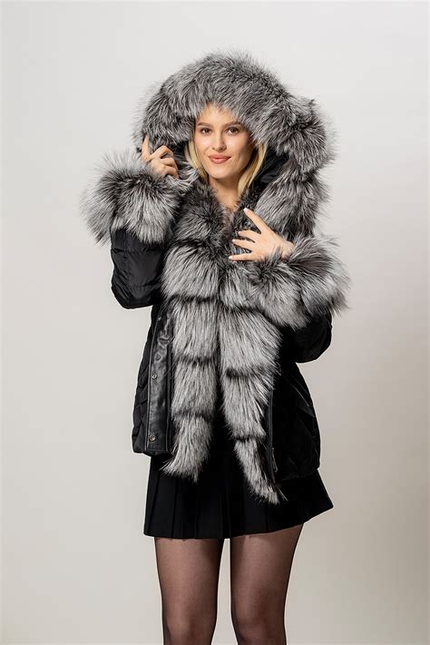 o iepuroaică gestantă construindu-și cuibul, căptușind-l cu blană