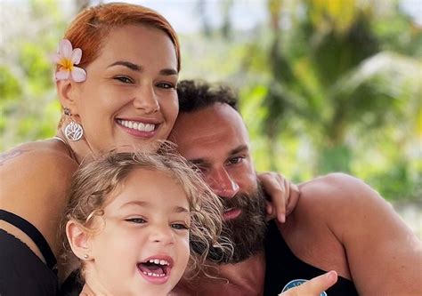 Feli Donose zâmbind și afișând burtica de gravidă într-o rochie neagră mulată