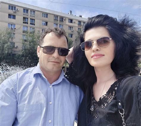 ilstrație cu o cățea care își sprijină capul pe abdomenul unei femei însărcinate