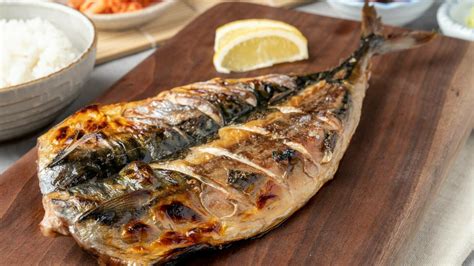 ilustrație cu o femeie însărcinată care mănâncă pește